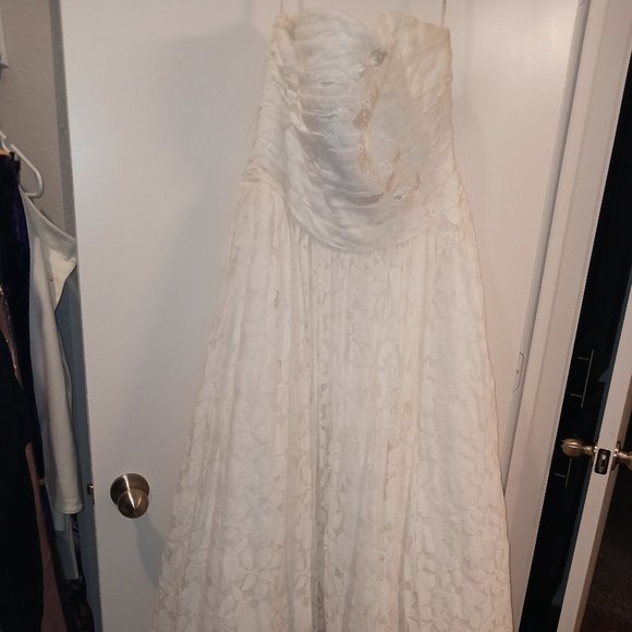 Wedding Dress - Picture 9 of 17